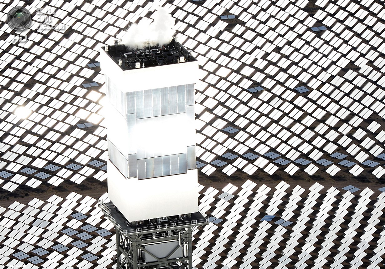 США. Сан-Бернардино, Калифорния. 20 февраля. Котёл и приёмник солнечного излучения на вершине одной из башен системы солнечных электростанций «Айванпа». (Ethan Miller/Getty Images)