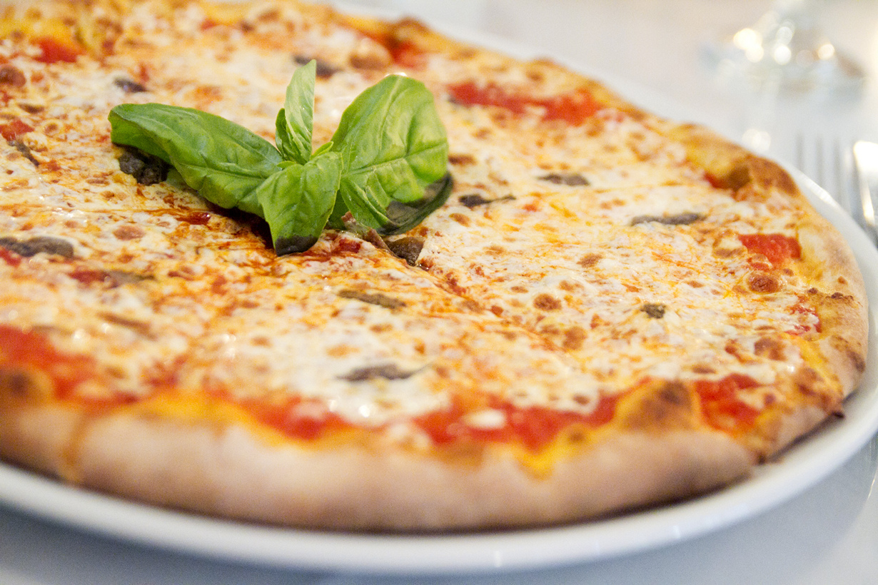 Пицца — богиня итальянской кухни, получившая признание во всем мире. В классическом варианте блюдо представляет собой круглую тонкую лепёшку, запечённую с томатами и сыром. На сегодняшний день существует сотни разновидностей пиццы, отличающихся толщиной теста и начинками. (Robyn Lee)