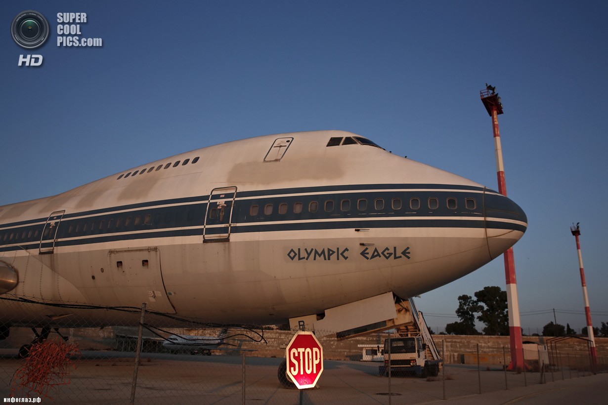 Греция. Афины. 16 июня. Самолёт авиакомпании Olympic Airways в заброшенном аэропорту «Элленикон». (REUTERS/Yorgos Karahalis)