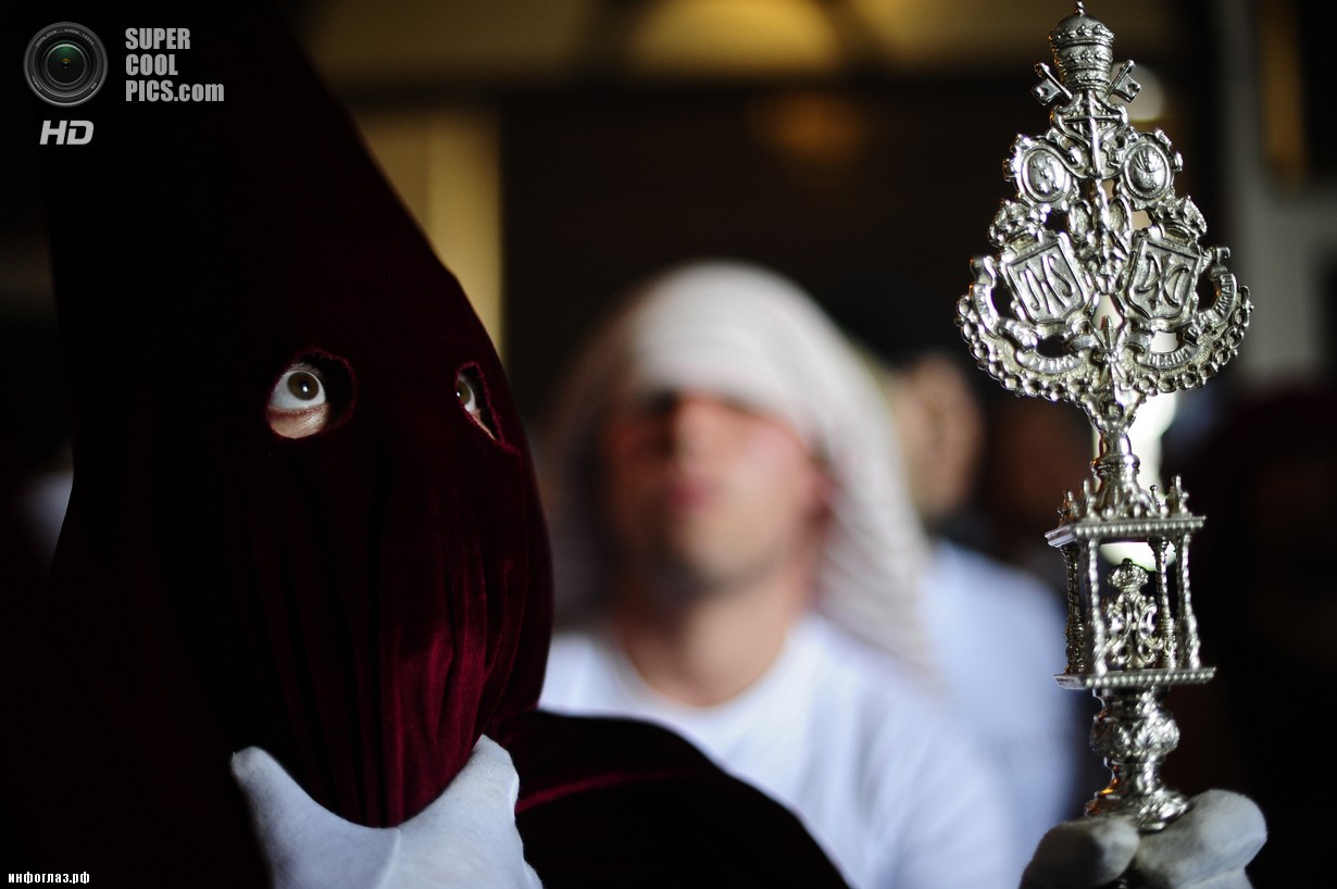 Испания. Кордова. 14 апреля. Во время празднования Страстной Недели «кающимися грешниками». (AP Photo/Manu Fernandez)