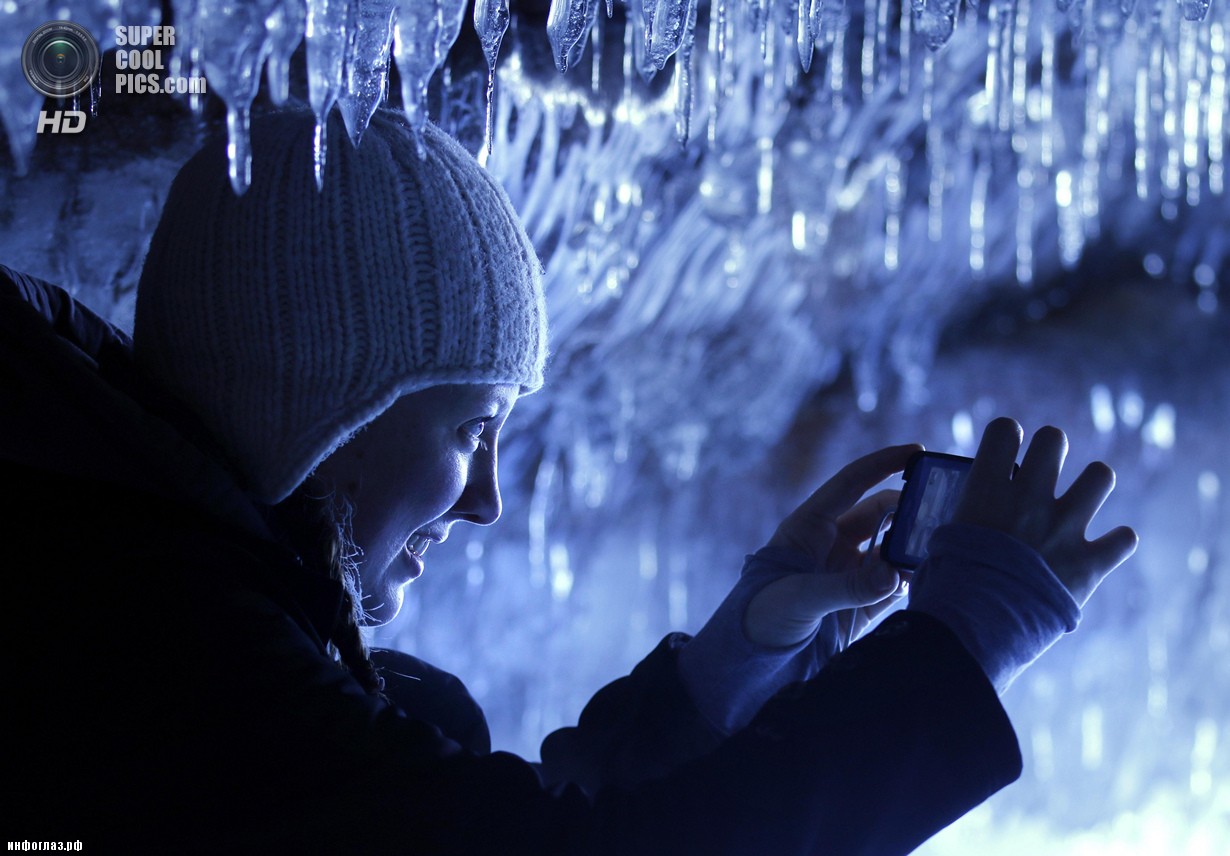 США. Корнукопия, Висконсин. 2 февраля. Ледяные пещеры Апосл-Айлендс на озере Верхнем. (AP Photo/Star Tribune, Brian Peterson)