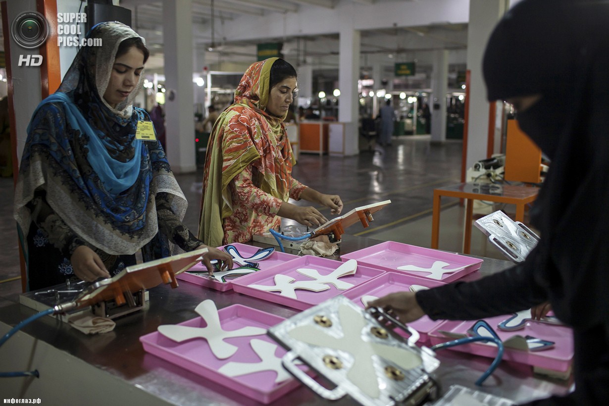 Пакистан. Сиялкот, Пенджаб. 16 мая. Работницы фабрики производят фигурные панели для оклейки мячей. (REUTERS/Sara Farid)