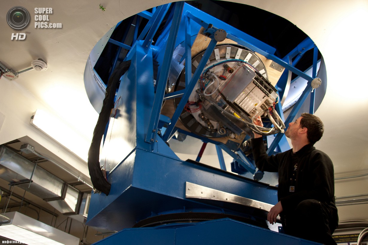 Астроном Юстус Бревик проводит диагностику электроники телескопа BICEP2. (NASA/JPL-Caltech)