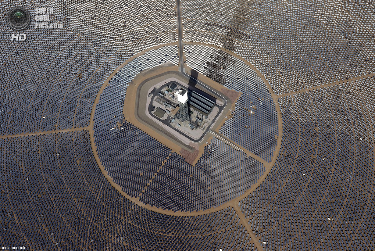 США. Сан-Бернардино, Калифорния. 20 февраля. Вид сверху на одну из электростанций. (Ethan Miller/Getty Images)