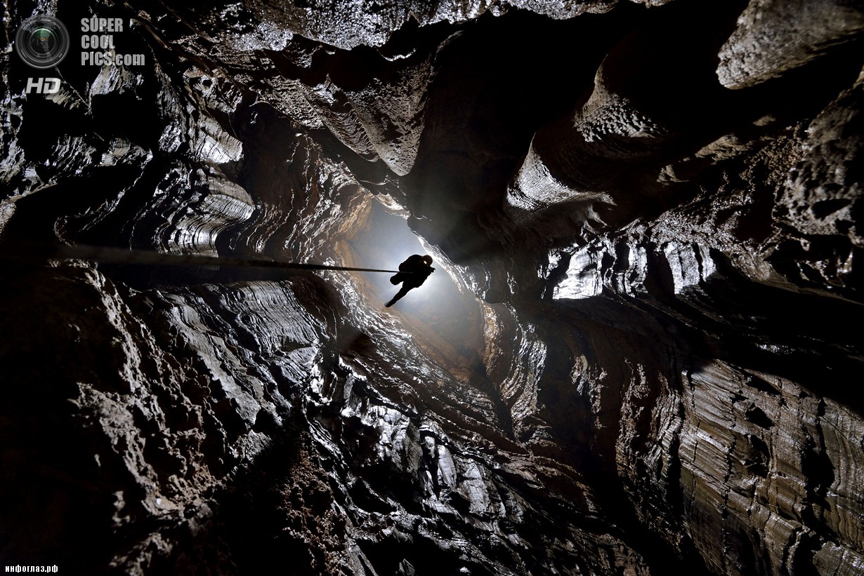 Китай. Улун, Чунцин. Длинный вертикальный провал — путь к пещерам. (Robbie Shone/Caters News/ImagineChina)