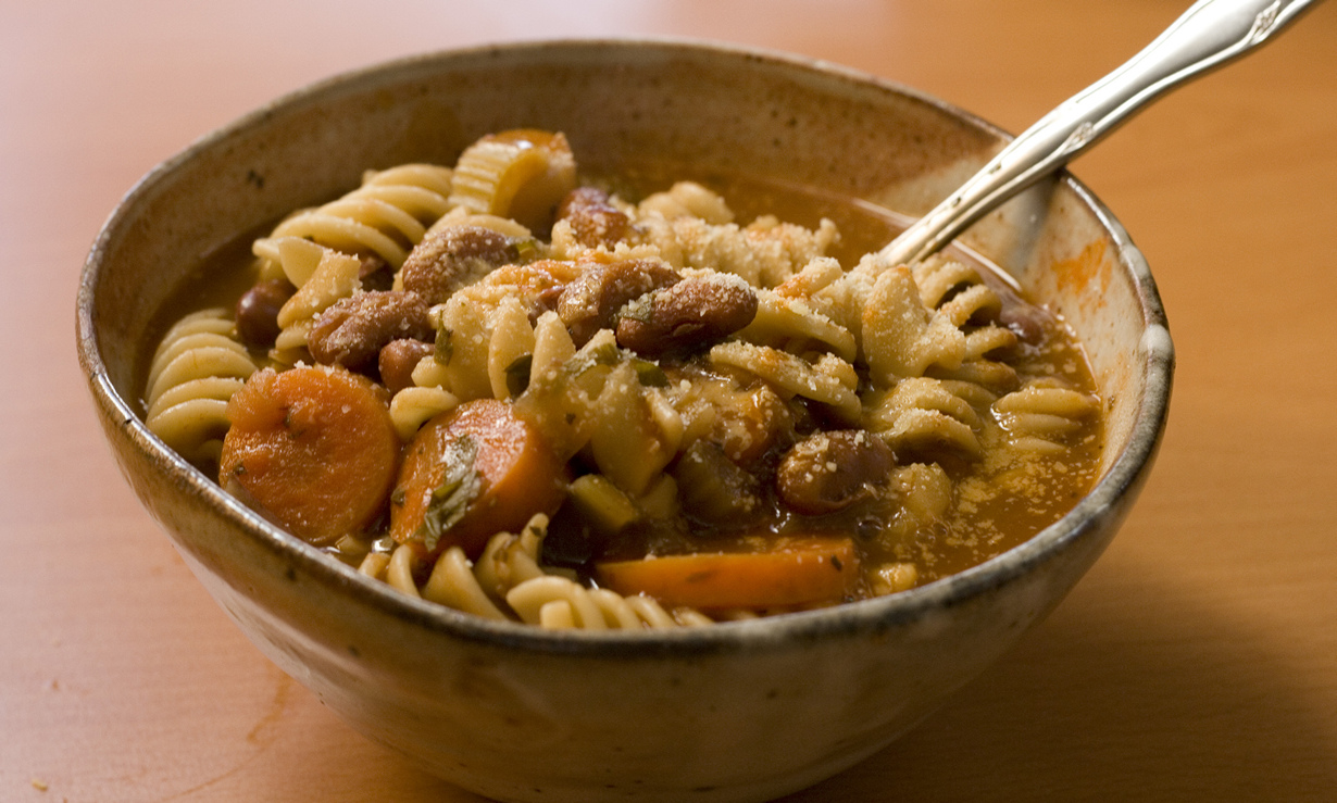 Минестроне — суп из овощей и макаронных изделий. (Robert Judge)