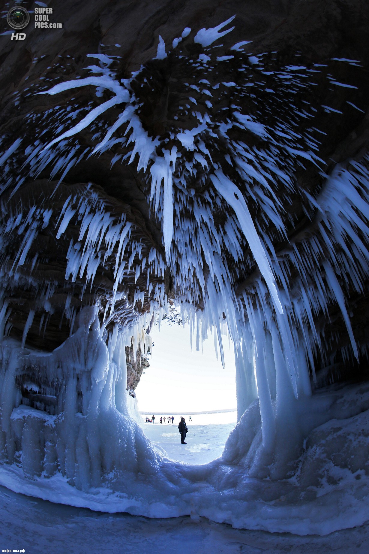 США. Корнукопия, Висконсин. 2 февраля. Ледяные пещеры Апосл-Айлендс на озере Верхнем. (AP Photo/Star Tribune, Brian Peterson)