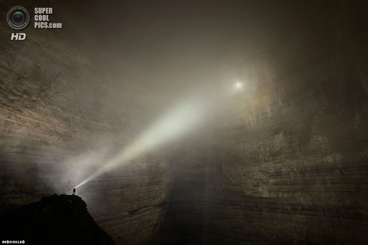 Китай. Улун, Чунцин. Громадный зал пещерной системы Саньвандун — вероятно, самый большой в своём роде на Земле. (Robbie Shone/Caters News/ImagineChina)