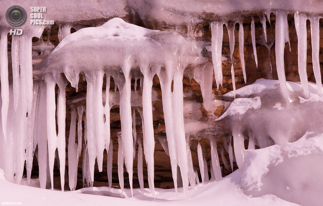 США. Корнукопия, Висконсин. 25 января. Ледяные пещеры Апосл-Айлендс на озере Верхнем. (Donald M. Tredinnick)