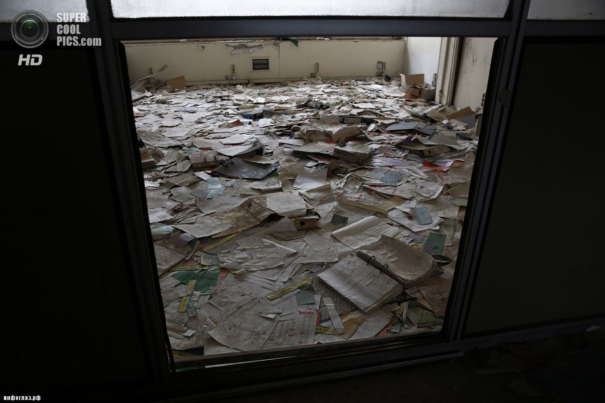 Греция. Афины. 16 июня. Документы и записи, валяющиеся на полу административного офиса. (REUTERS/Yorgos Karahalis)