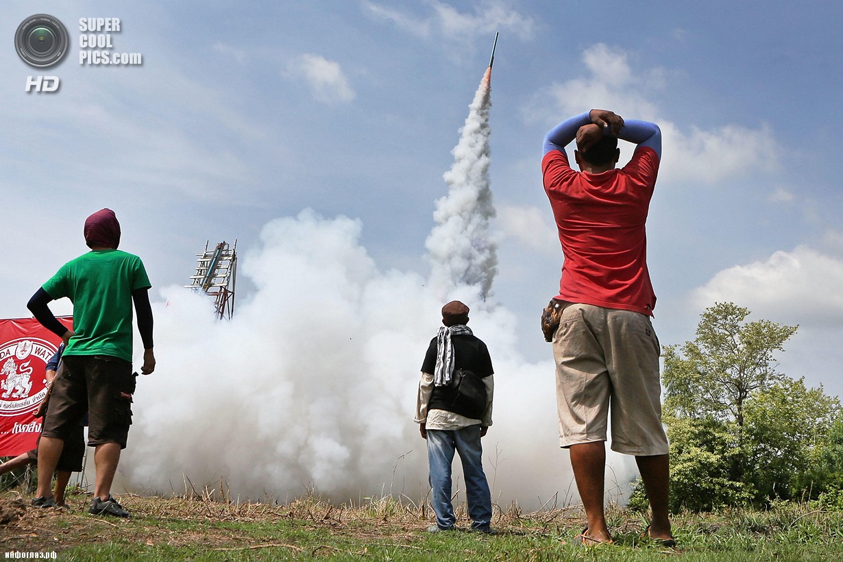 Таиланд. Ясотхон. 11 мая. Во время фестиваля ракет «Бан Банг Фай». (Taylor Weidman/Getty Images)
