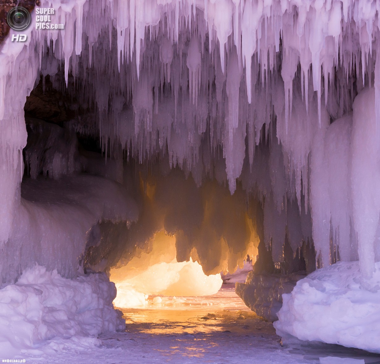 США. Корнукопия, Висконсин. 25 января. Ледяные пещеры Апосл-Айлендс на озере Верхнем. (Donald M. Tredinnick)