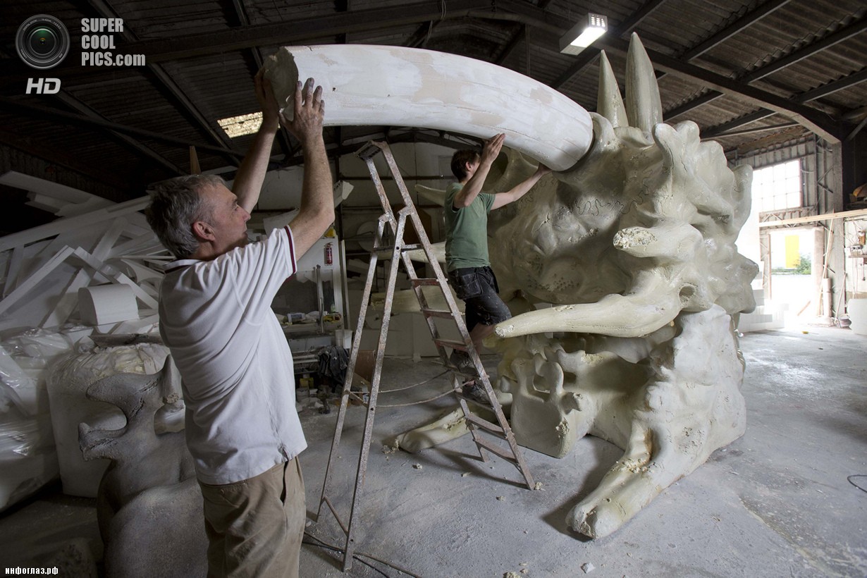 Создание скульптуры в мастерской Дэйва Крессвелла. (TIM ANDERSON/blinkbox)