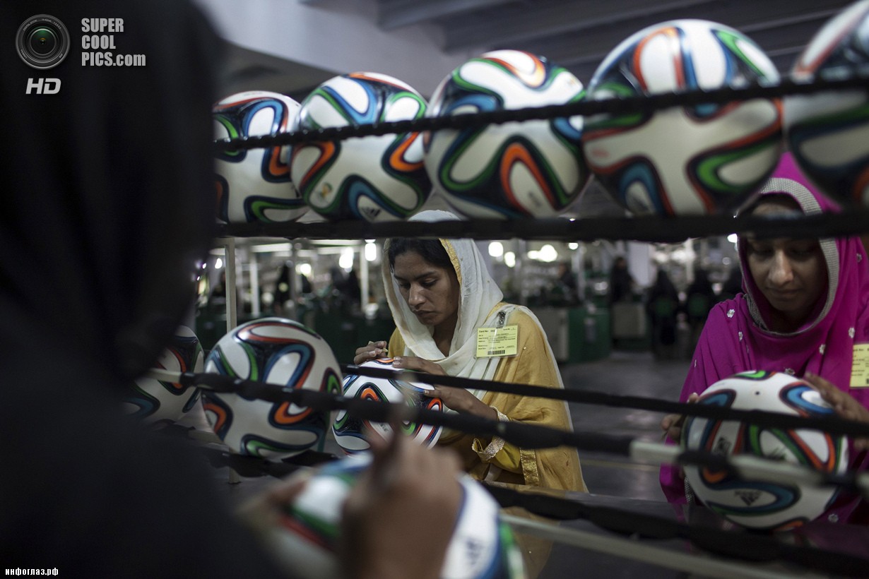 Пакистан. Сиялкот, Пенджаб. 16 мая. Работницы фабрики устраняют полости в швах. (REUTERS/Sara Farid)