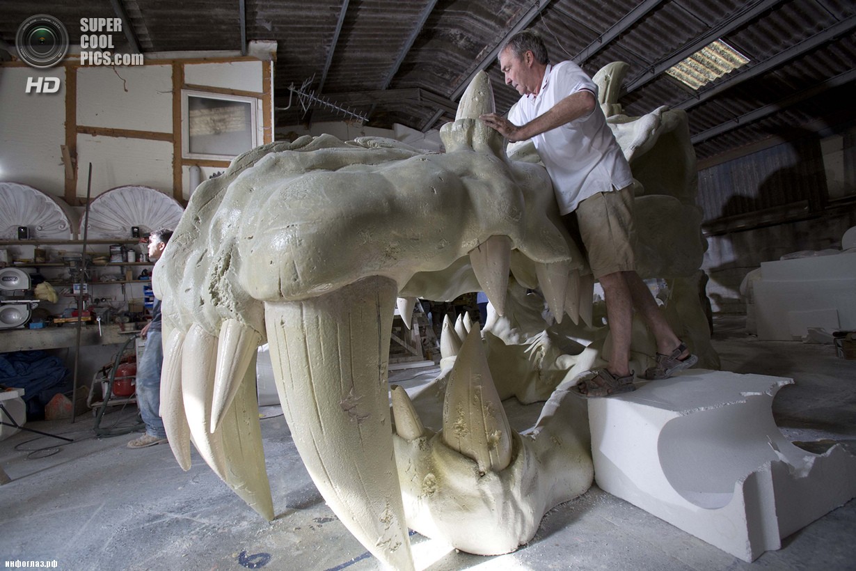 Создание скульптуры в мастерской Дэйва Крессвелла. (TIM ANDERSON/blinkbox)