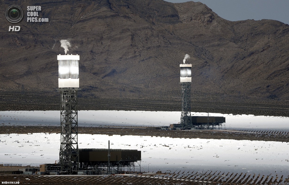 США. Сан-Бернардино, Калифорния. 3 марта. Две из трёх башен системы солнечных электростанций «Айванпа». (Ethan Miller/Getty Images)