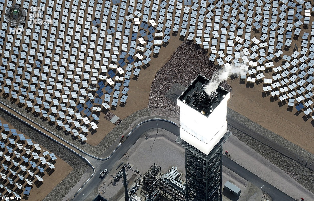 США. Сан-Бернардино, Калифорния. 20 февраля. Котёл и приёмник солнечного излучения на вершине одной из башен. (Ethan Miller/Getty Images)