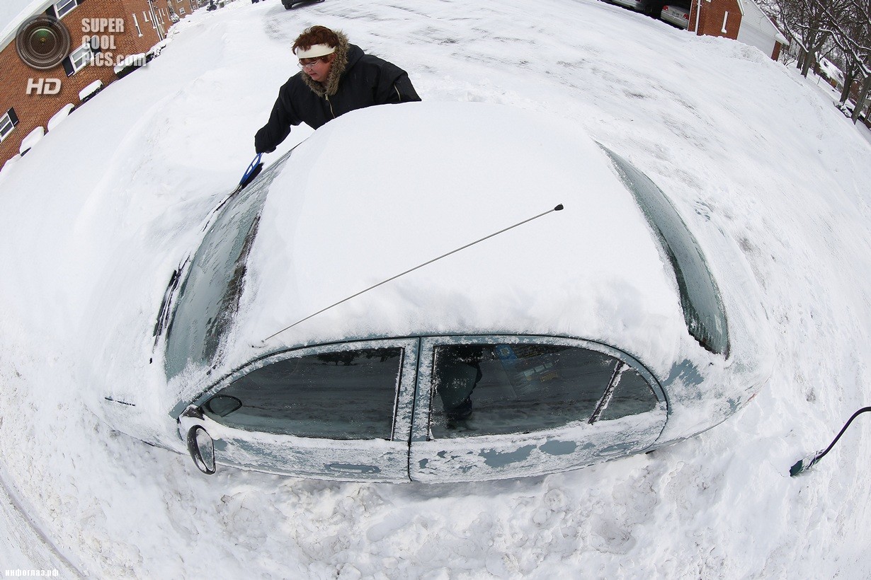 США. Гросс-Пуэнт, Мичиган. 6 января. Последствия рекордных морозов. (AP Photo/Paul Sancya)