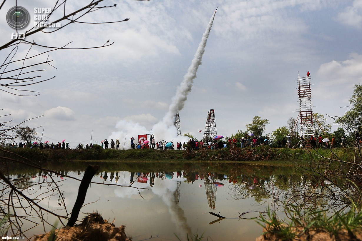 Таиланд. Ясотхон. 11 мая. Во время фестиваля ракет «Бан Банг Фай». (Taylor Weidman/Getty Images)