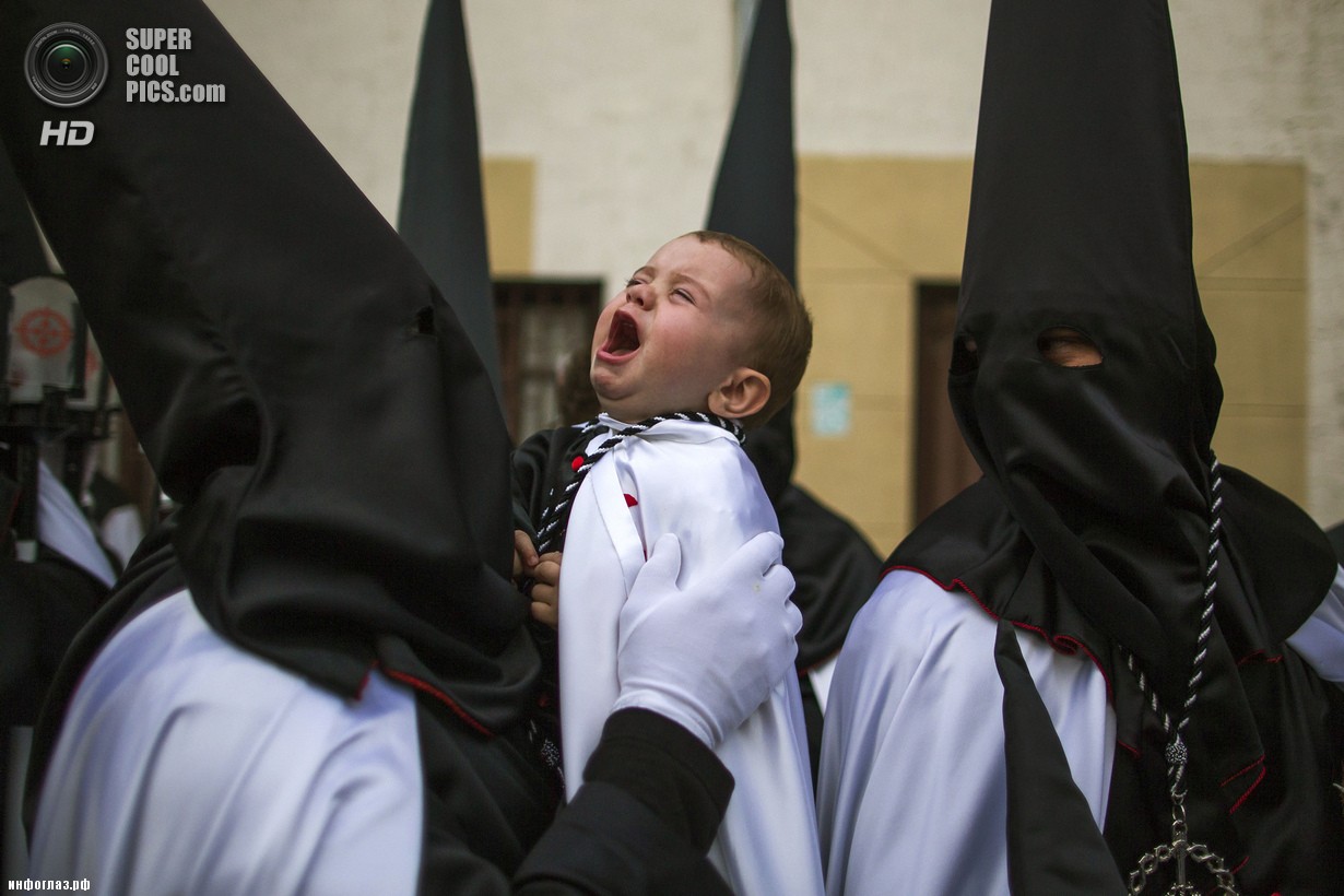 Испания. Самора. 14 апреля. Во время празднования Страстной Недели «кающимися грешниками». (AP Photo/Andres Kudacki)