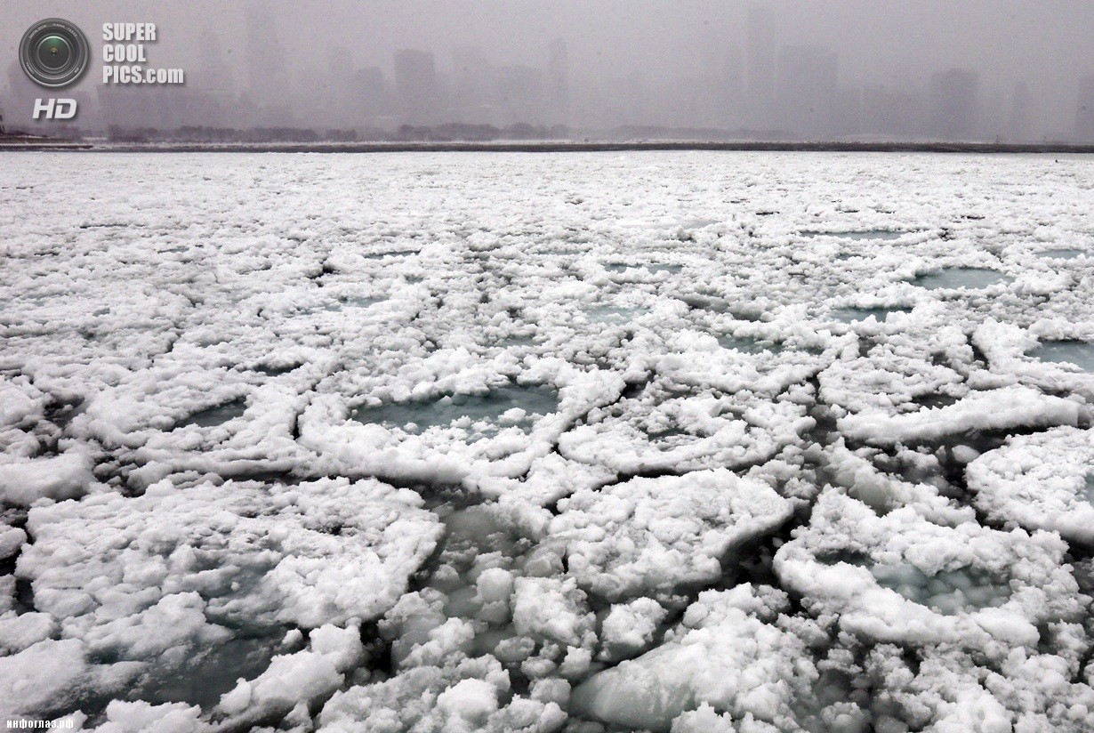 США. Чикаго, Иллинойс. 5 января. Озеро Мичиган. Последствия рекордных морозов. (AP Photo/Nam Y. Huh)