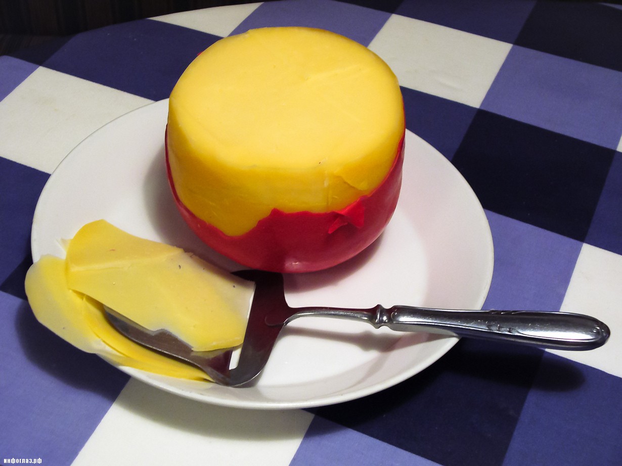 Эдам — полутвёрдый сыр бледно-жёлтого цвета. Не имеет ярко выраженный вкус и запах. Шарообразные головки сыра покрывают жёлтым или красным парафином, более элитный — чёрным воском. Разделяют молодой и выдержанный эдам. (Yvwv)