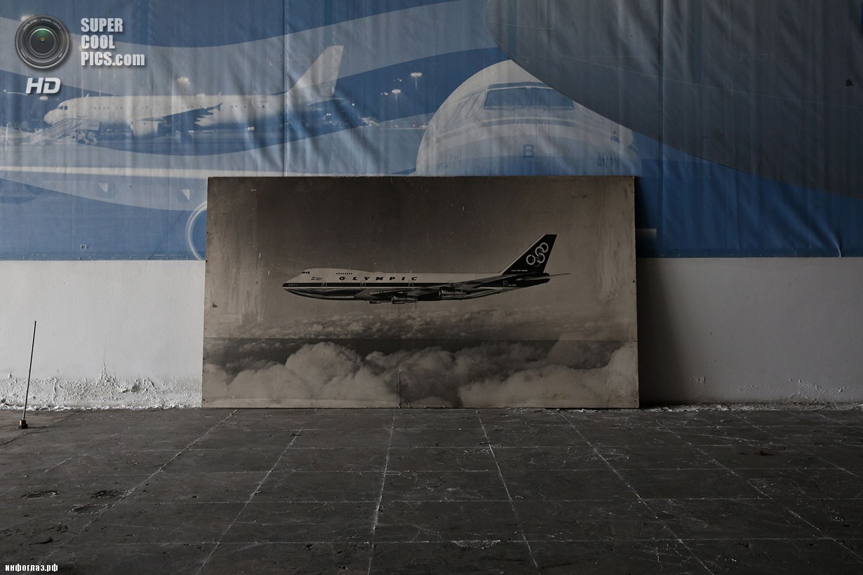 Греция. Афины. 16 июня. Фотография самолёта Olympic Airways в выставочном зале. (REUTERS/Yorgos Karahalis)