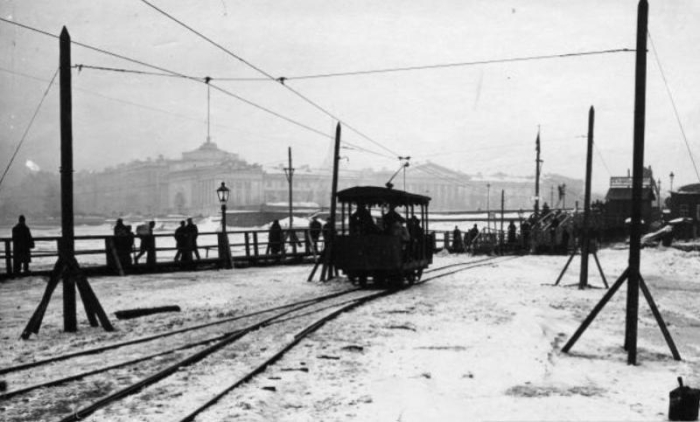 Ледовый трамвай - самый популярный питерский транспорт конца 19-го века.