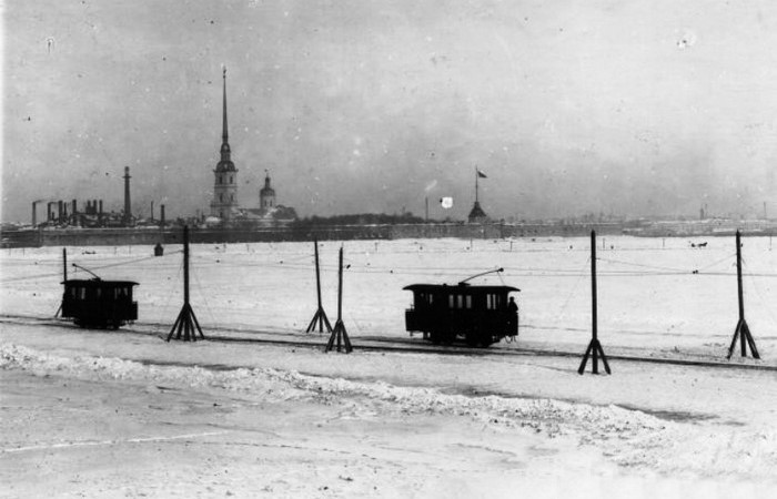 Ледовый трамвай, курсирующий по зимней Неве.