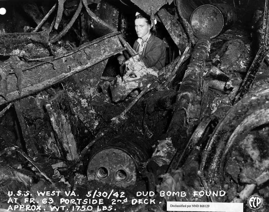 ​30 мая 1942 г., 2-я палуба линкора «Вест Виржиния», поднятого со дна бухты Пёрл-Харбор. Внизу снимка видна хвостовая часть неразорвавшейся 800-кг авиабомбы, без блока стабилизаторов и с извлечёнными взрывателями Источник: Official U.S. Navy Photograph #NH 64305, Naval History and Heritage Command - «Экспромты» Пёрл-Харбора: авиабомбы | Военно-исторический портал Warspot.ru